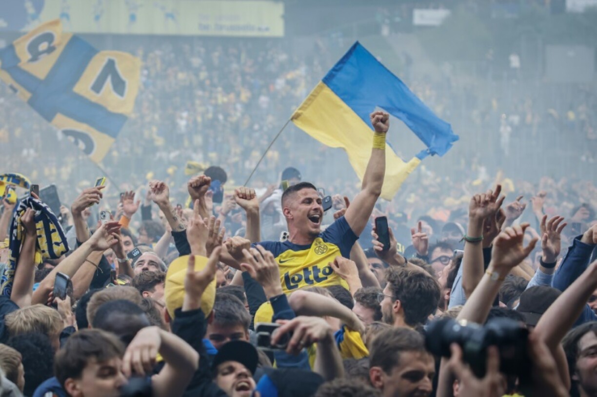 Union's Croatian forward Franjo Ivanovic (C) celebrates the Belgian title with fans at the Joseph Marien Stadium