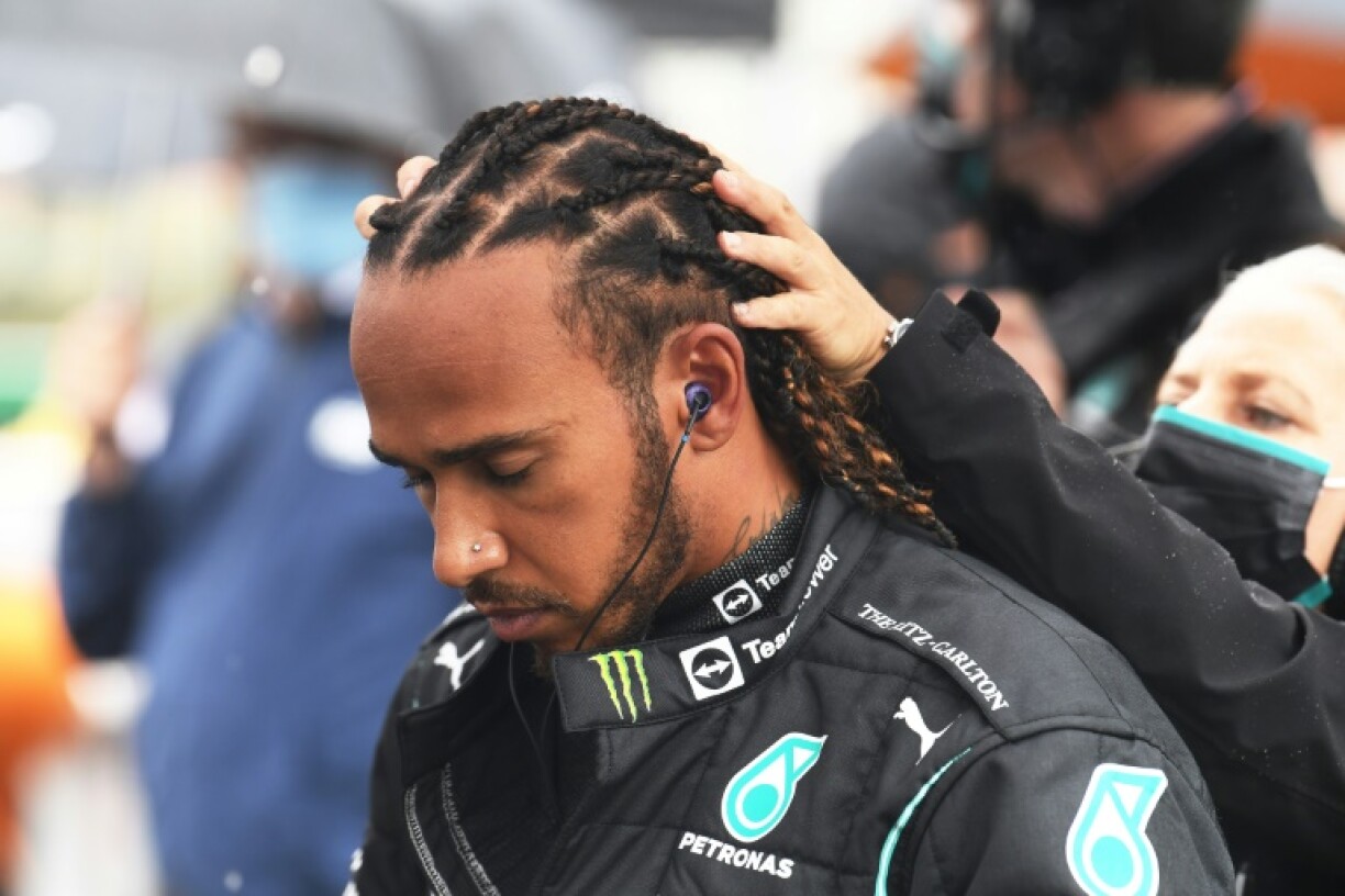 Le pilote Mercedes britannique Lewis Hamilton se fait masser en attendant le départ du Grand-Prix de Belgique sur le circuit Spa-Francorchamps le 29 août 2021.