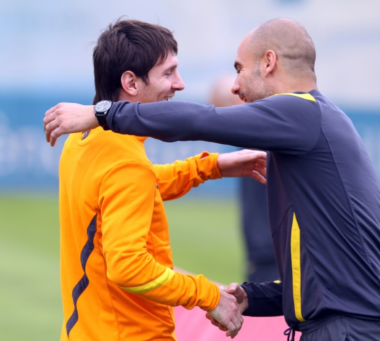 Le coach Pep Guardiola enlace le jeune Lionel Messi alors qu'ils évoluent sous les couleurs du FC Barcelone, le 27 avril 2012 au Camp Nou