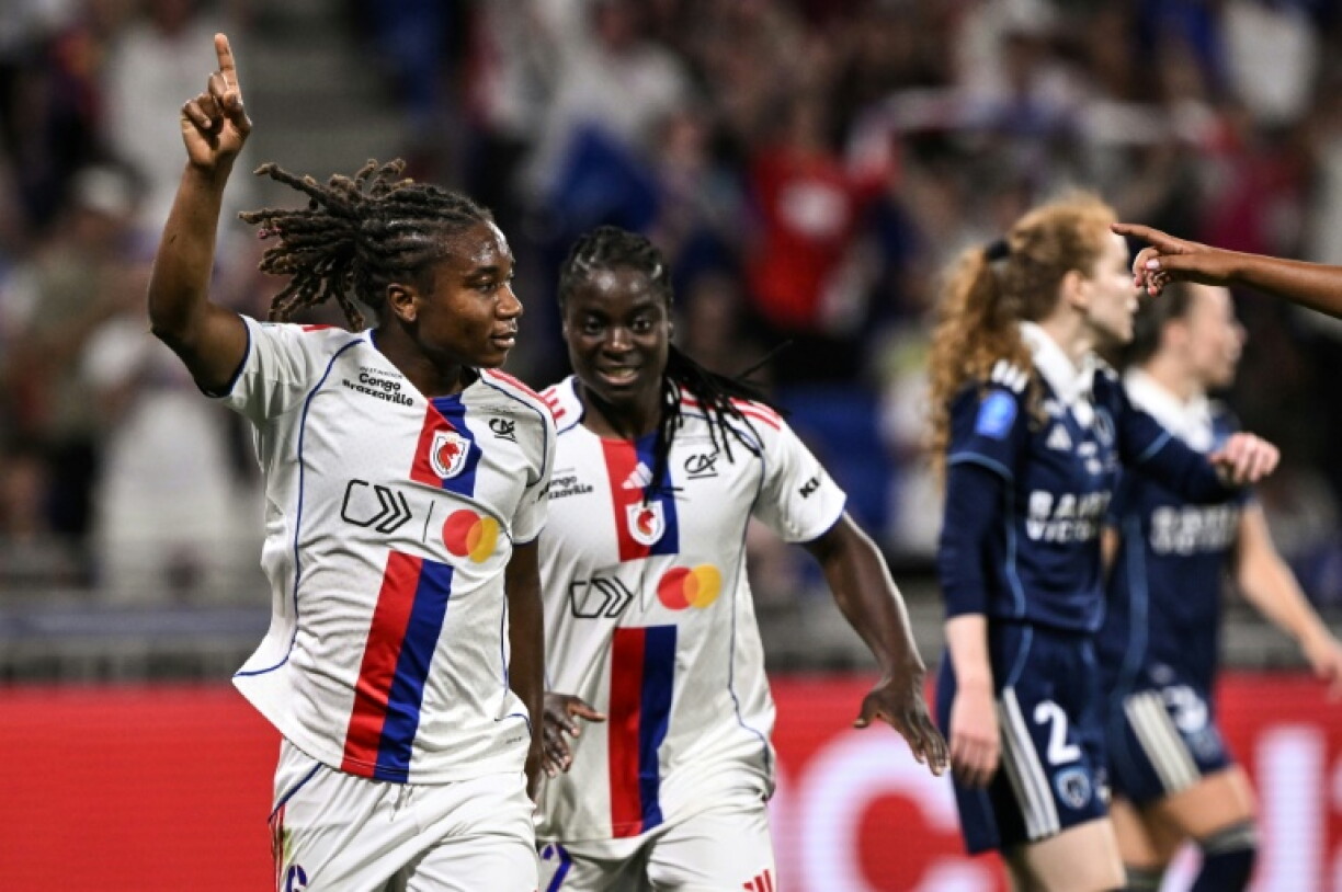 Melchie Dumornay (g), autrice d'un triplé pour l'OL Lyonnes, en finale de la Première Ligue, face au Paris FC, le 29 mai 2026 à Décinesè-Charpieu