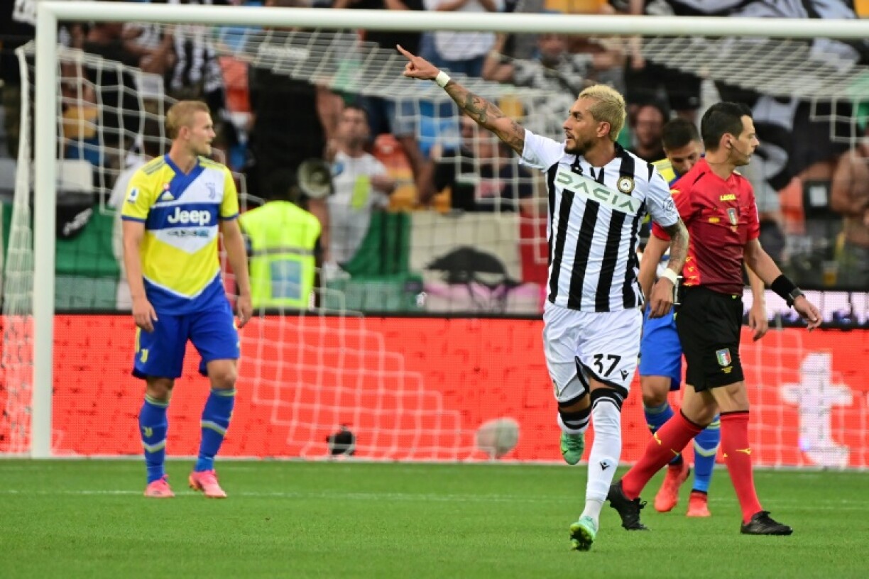 La joie du milieu de terrain argentin d'Udinese, Roberto Peyrera, après avoir marqué sur pénalty face à la Juventus Turin, lors du match de Serie A, le 22 août 2021 à Udine