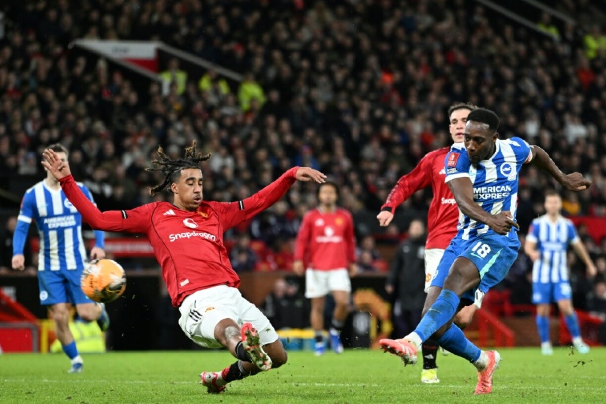 Le défenseur français de Manchester United Lenny Yoro (G) impuissant sur le deuxième but de Brighton, lors des 32e de finale de la Coupe d'Angleterre, le 11 janvier 2026 à Manchester