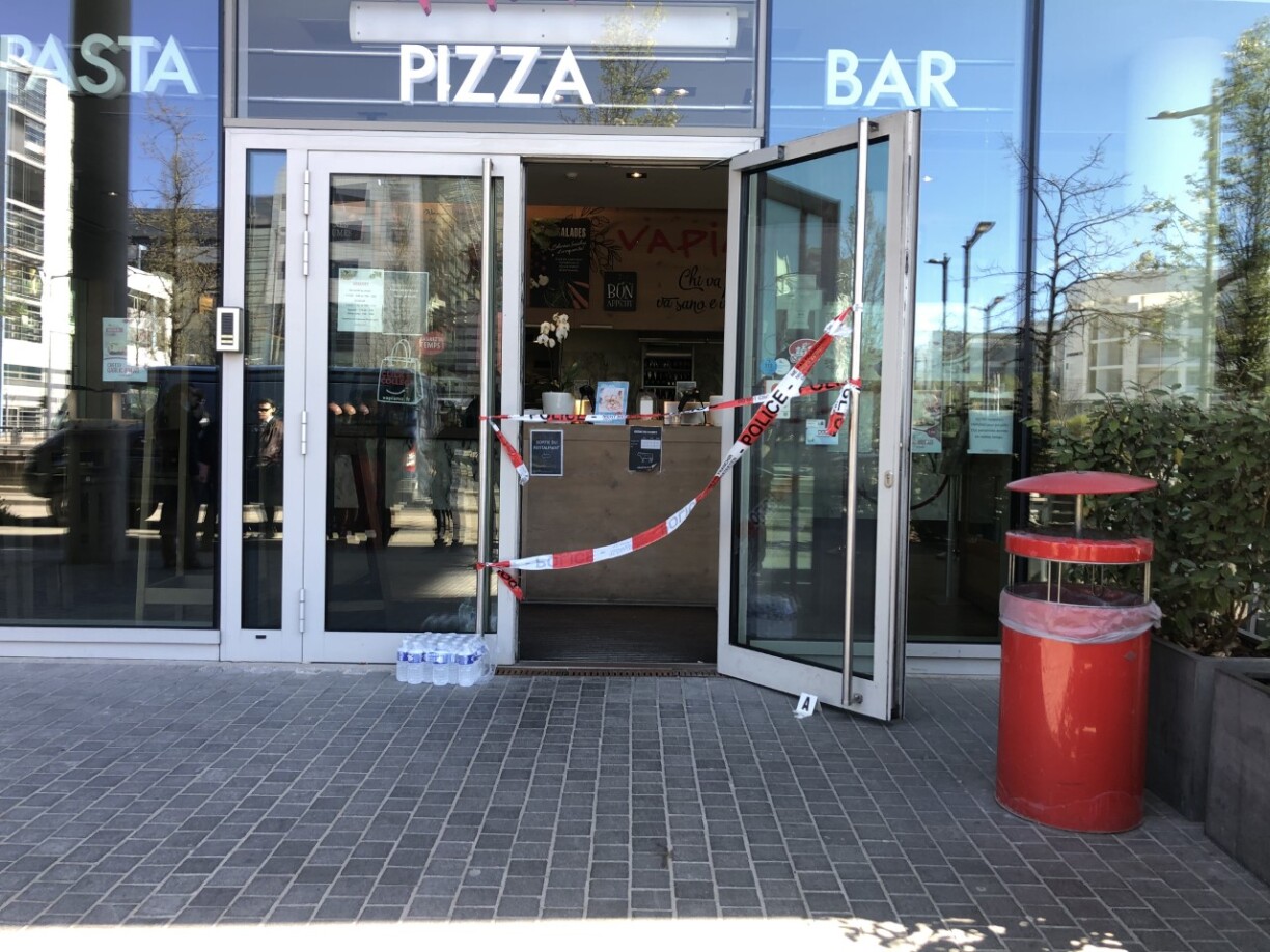 D'Spueresécherung vun der Police beim Vapiano um Kierchbierg de 17. Abrëll 2022.