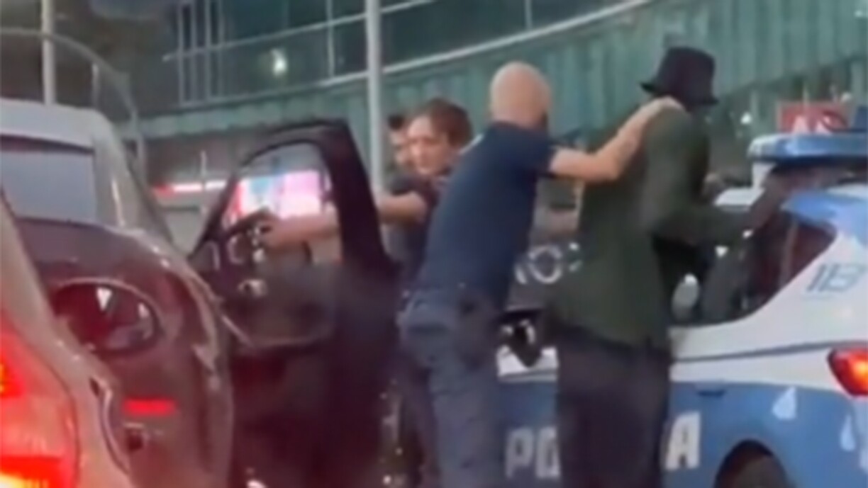 Arme pointée sur le passager, fouille musclée, malaise: l'impressionnant contrôle de police d'un joueur de l'AC Milan (vidéo)