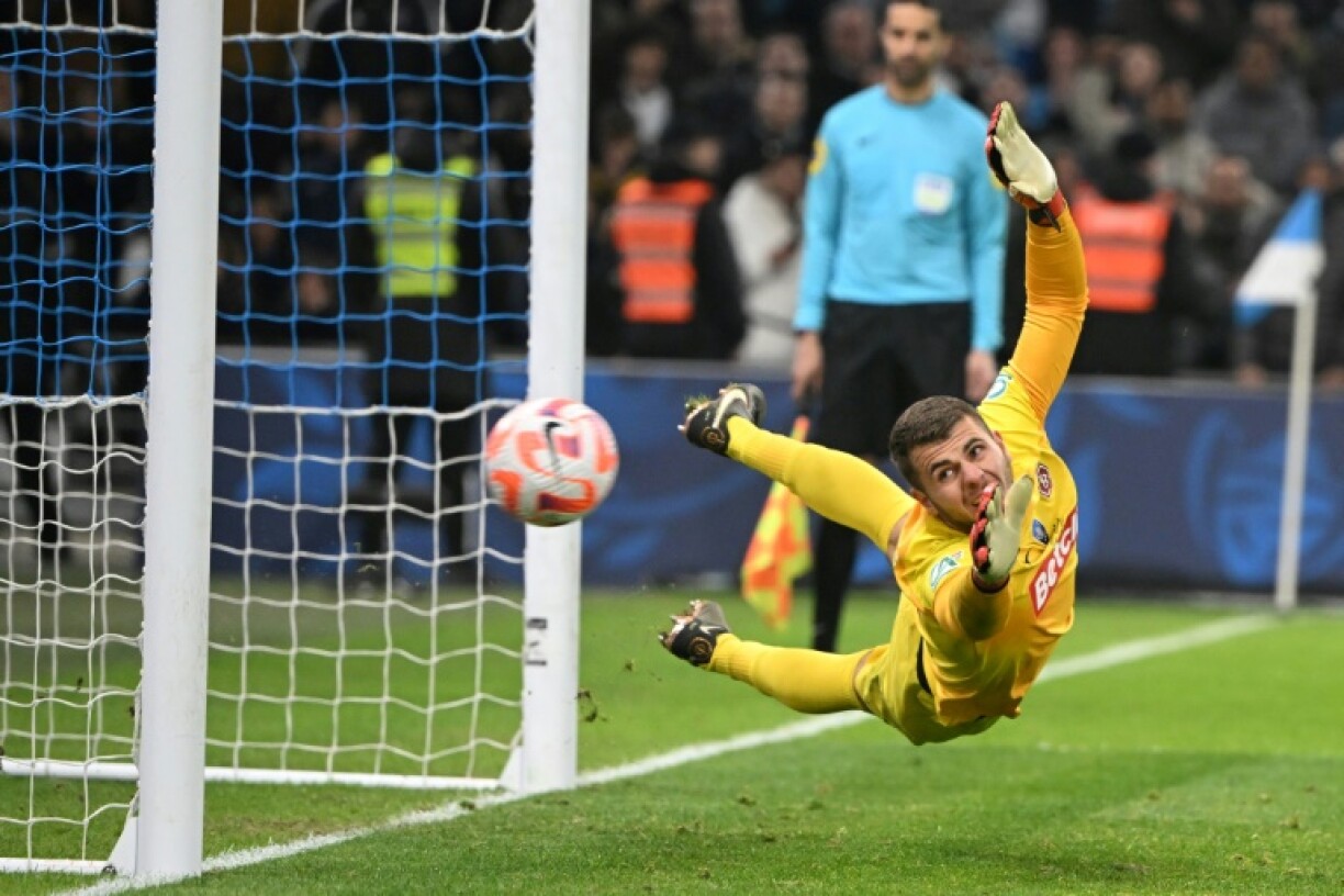Le gardien de but d'Annecy Thomas Callens plonge lors de la séance des tirs au but contre Marseille en quart de finale de la Coupe de France le 1er mars 2023 à Marseille