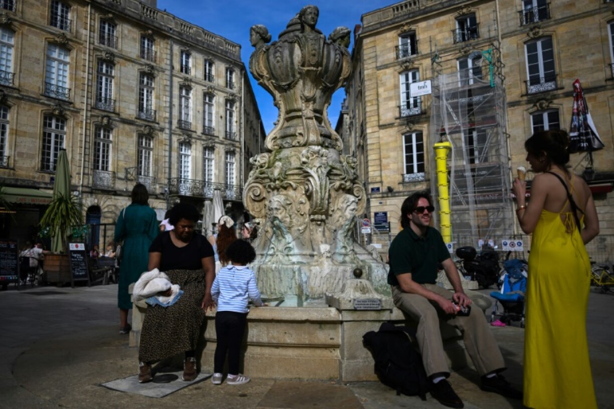 Une fontaine à Bordeaux, le 5 avril 2024, ou des températures élevées pour début avril se font sentir