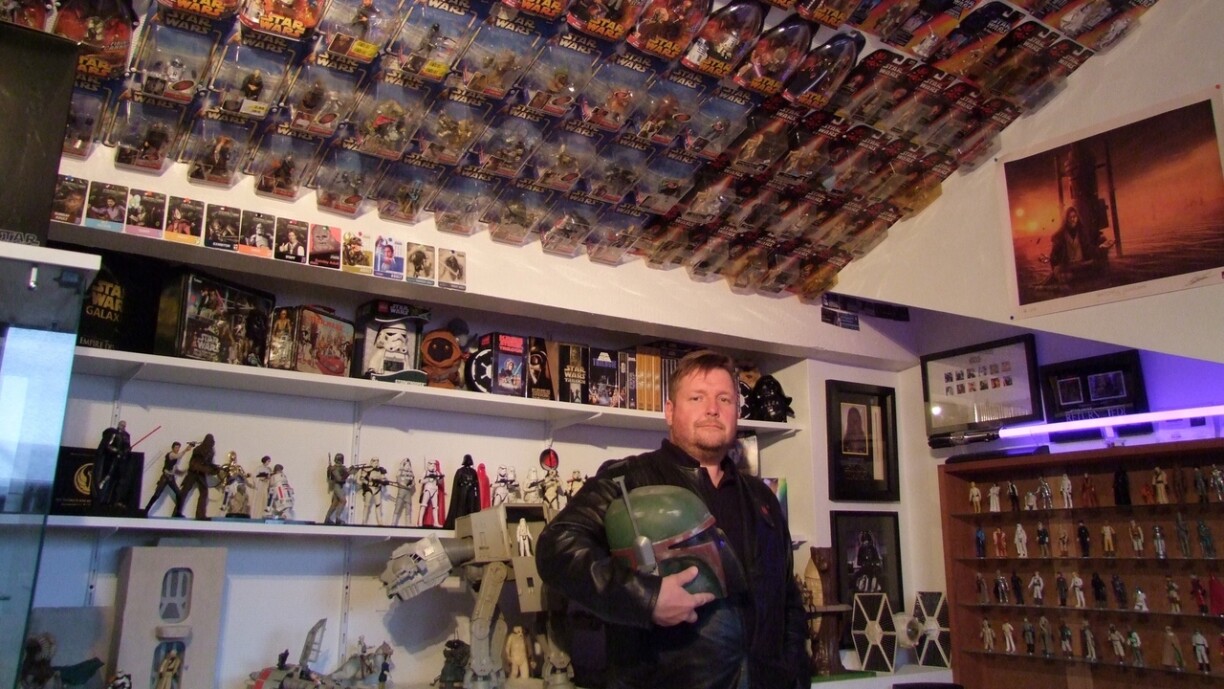 De Serge Nickels ass e passionéierte Sammler vu Star-Wars-Actionfiguen. 2011 huet hien zesumme mat Kolleegen de Luxembourg Star Wars Collectors Club (LSWCC) gegrënnt.