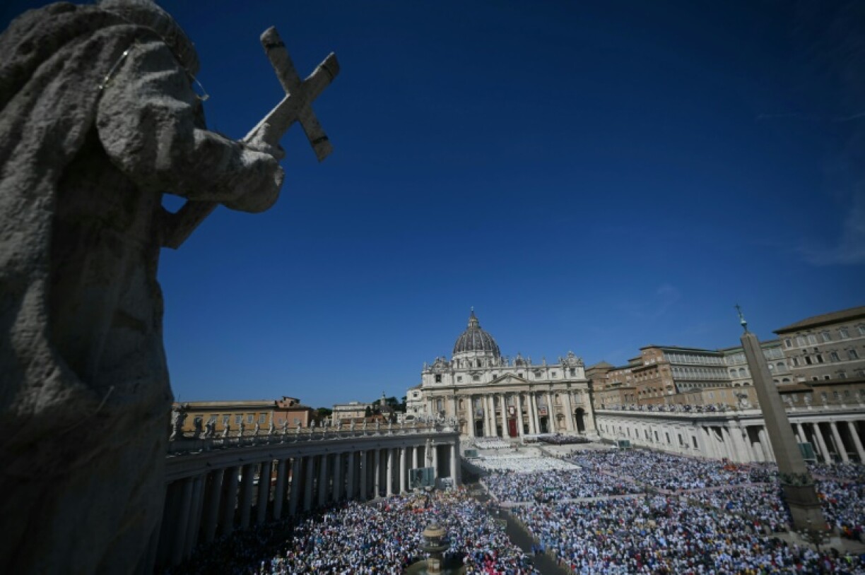 Des fidèles assistent à la messe et à la canonisation du bienheureux Carlo Acutis et de Pier Giorgio Frassati, place Saint-Pierre au Vatican, le 7 septembre 2025