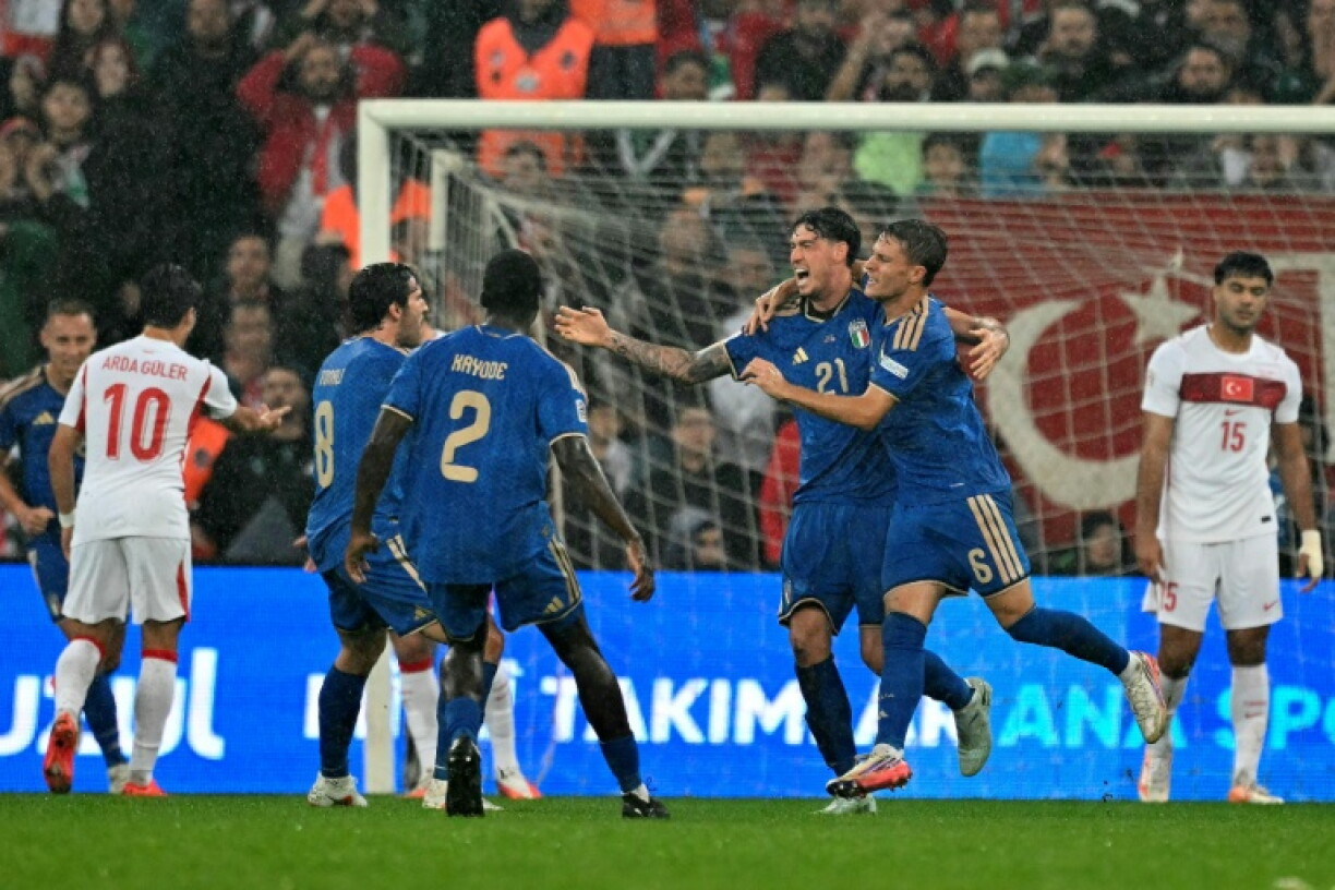 La joie des Italiens après l'ouveture du score contre la Turquie en Ligue des nations, signée Alessandro Bastoni (au centre), le 28 septembre 2026 à Bursa