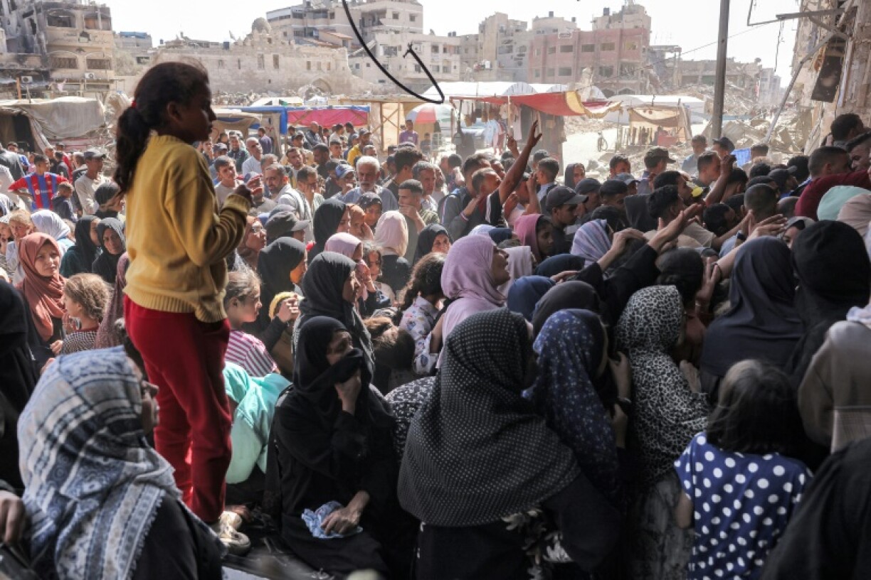 Une foule fait la queue devant une boulangerie de Khan Younès, dans le sud de la bande de Gaza, le 23 octobre 2024