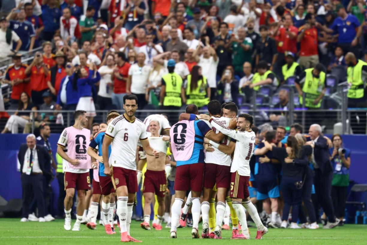 Les joueurs de l'Espagne célèbrent leur qualification pour la finale de la Coupe du monde après leur victoire contre la France au AT&T Stadium d'Arlington près de Dallas le 14 juillet 2026