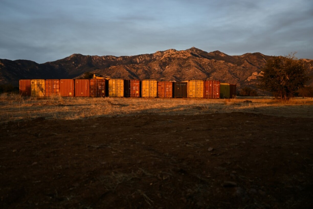 Le mur de conteneurs dans l'Arizona, à la frontière avec le Mexique, le 20 décembre 2022