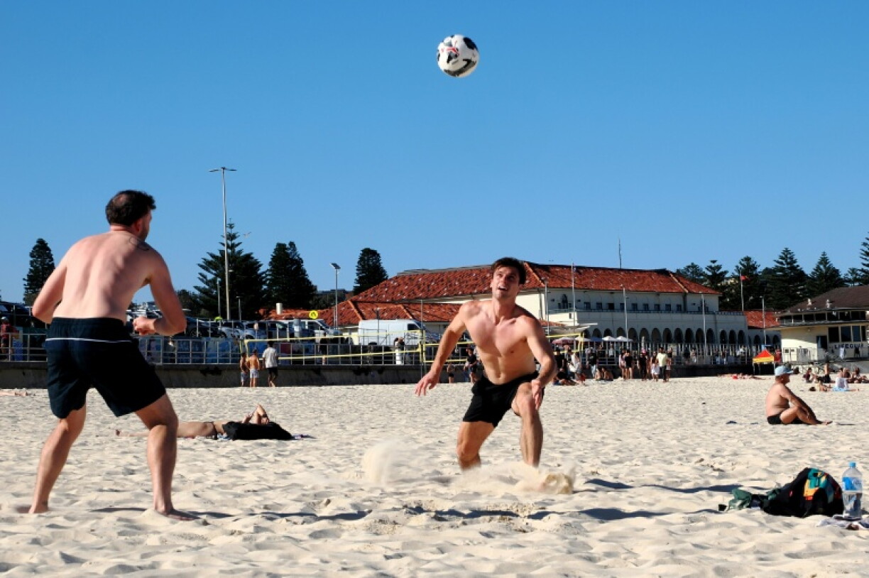 Des gens profitent de leur après-midi sous le soleil sur la plage de Bondi, à Sydney, le 18 septembre 2026.