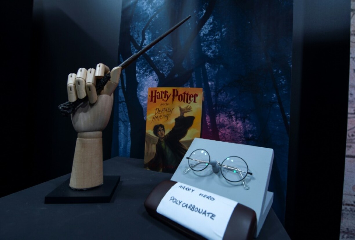Le produit de la vente de la baguette magique et des lunettes utilisées par Daniel Radcliffe dans les deux derniers épisodes de Harry Potter, données par les studios Warner Bros ira à des oeuvres caritatives