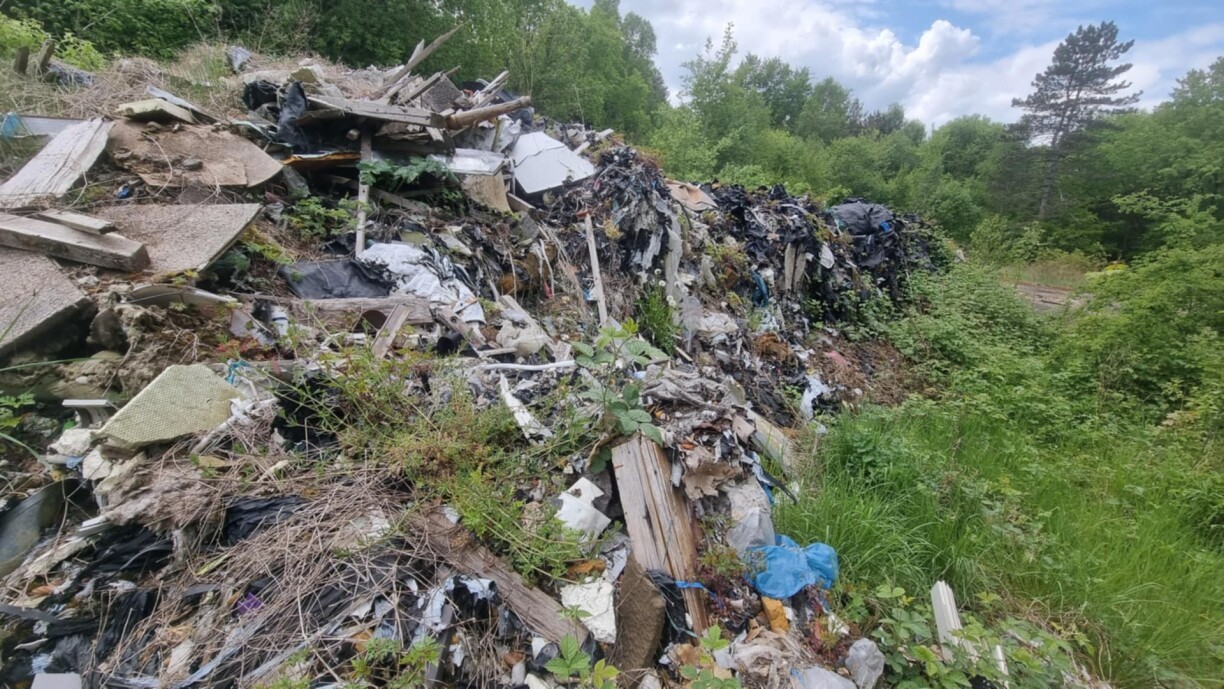 Ces déchets pourrissent là depuis plus de 5 ans, non loin de sources qui alimentent la rivière de l'Alzette.