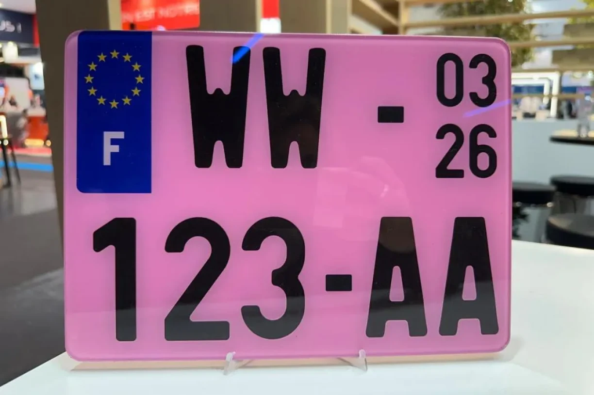 Les plaques d'immatriculation temporaires commencent par les lettres "WW".