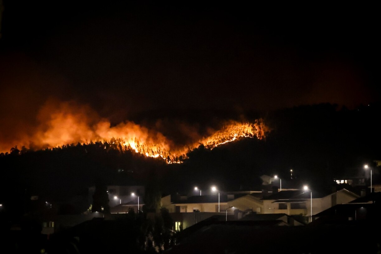 Un incendie approchant les habitations à Arouca au nord du Portugal le 30 juillet 2025.