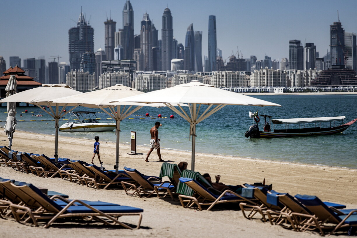 Un homme marche le long de la plage de l'hôtel Anantara The Palm Dubai Resort à Dubaï.
