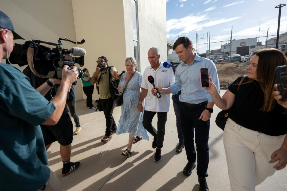 Debra et Martin Robinson, parents des deux surfeurs australiens tués au Mexique en 2024, arrivent au tribunal d'Ensenada pour assister au procès des meurtriers présumés, le 7 septembre 2026