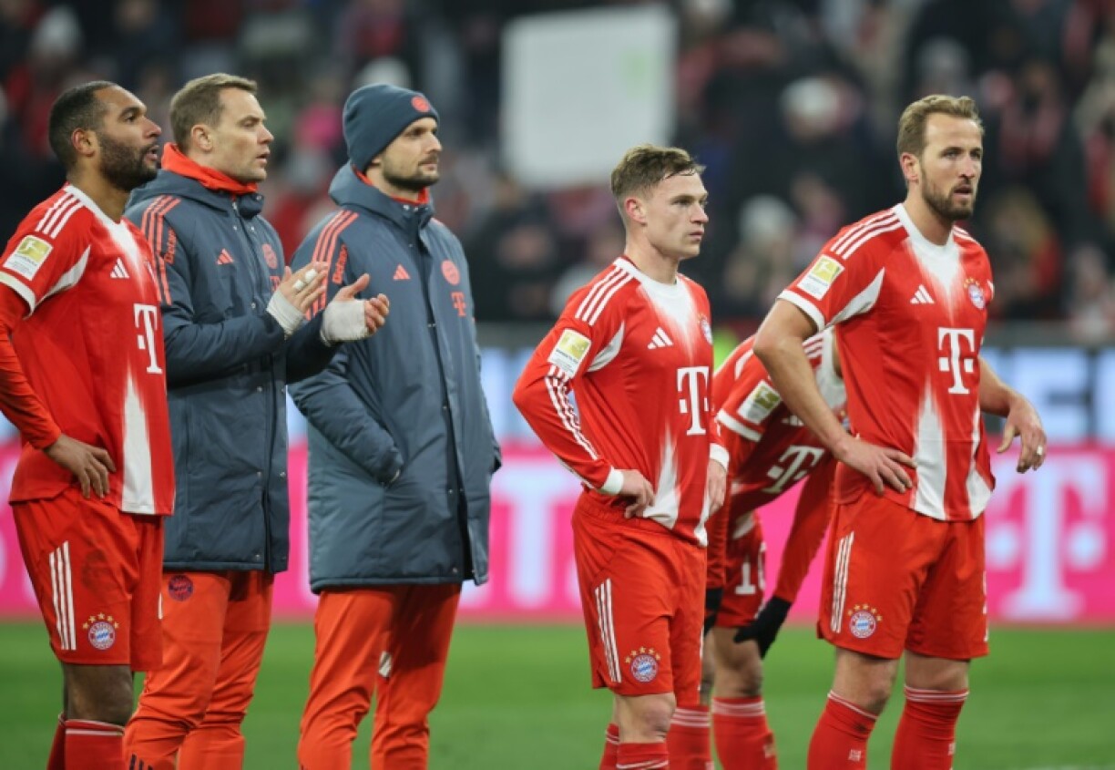 La déception des joueurs du Bayern après leur première défaite de la saison en Bundesliga face à Augsbourg, le 24 janvier 2026 à Munich