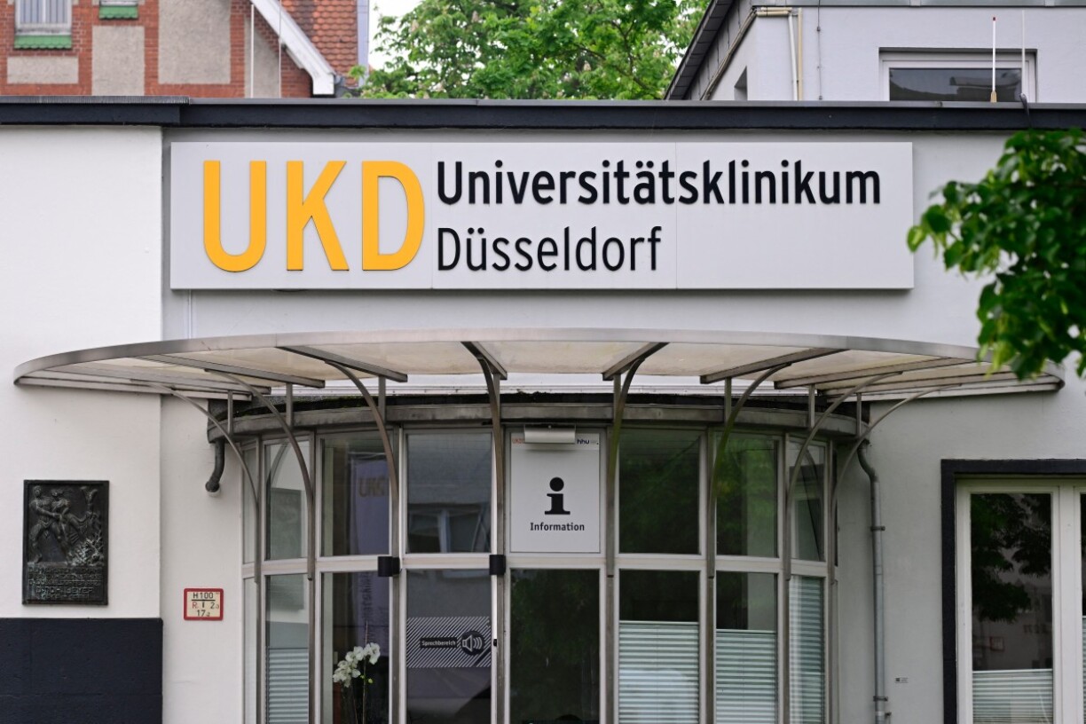 Eng 65 Joer al däitsch Fra gouf mat engem Spezialtransport an d'Universitätsklinikum Düsseldorf bruecht.