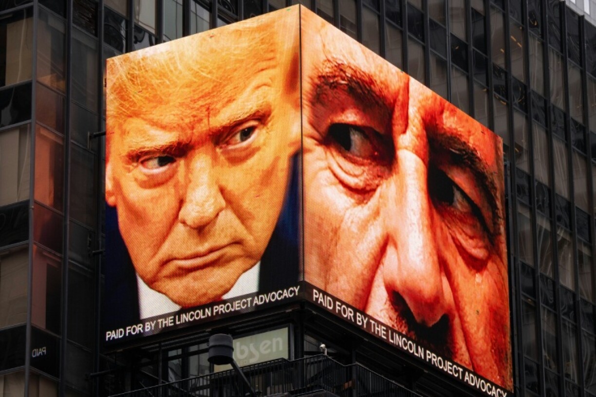 Un panneau d'affichage numérique, financé par The Lincoln Project Advocacy, montre des images du président américain Donald Trump (à gauche) et du criminel sexuel Jeffrey Epstein, à Times Square, à New York, le 30 avril 2026