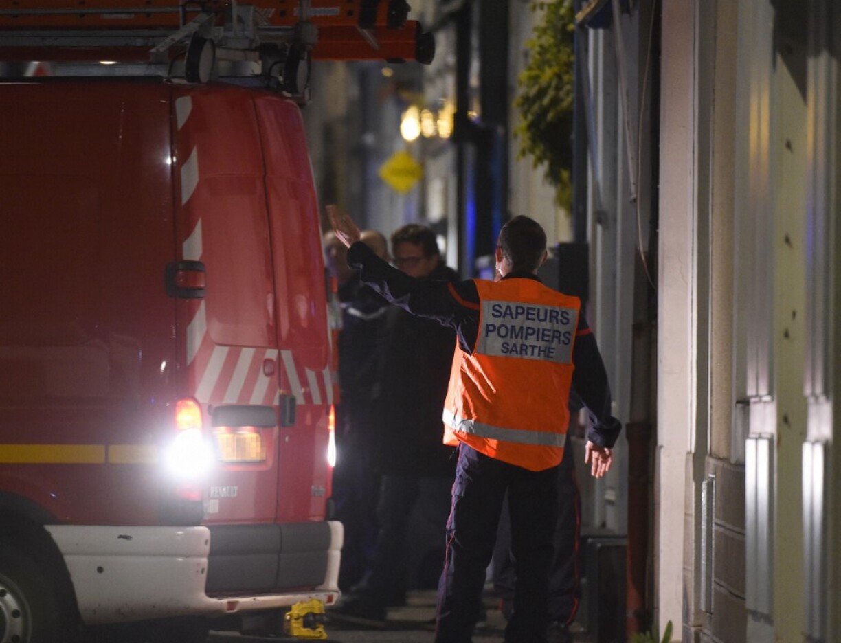 Un véhicule de pompiers transporte la joggeuse de 17 ans, retrouvée vivante, le 9 novembre 2021 à Sablé-sur-Sarthe
