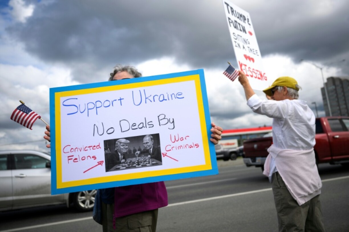 Demonstrators in Anchorage in support of Ukraine on the eve of the summit