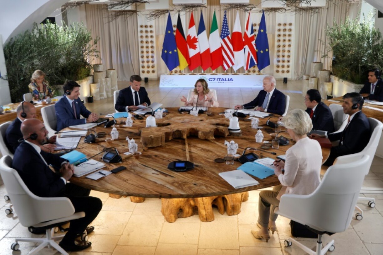 (g-d) Le président du Conseil européen Charles Michel, le chancelier allemand Olaf Scholz, le Premier ministre canadien Justin Trudeau, le président français Emmanuel Macron, la Première ministre italienne Giorgia Meloni, le Premier ministre japonais Fumio Kishida, le Premier ministre britannique Rishi Sunak et la présidente de la Commission européenne Ursula von der Leyen, à Borgo Egnazia, le 13 juin 2024 en Italie