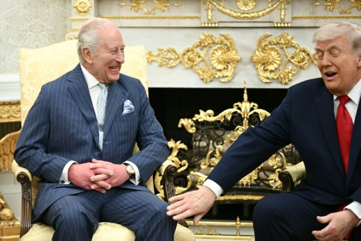 Le président américain Donald Trump et le roi Charles III dans le Bureau ovale de la Maison Blanche, le 28 avril 2026 à Washington