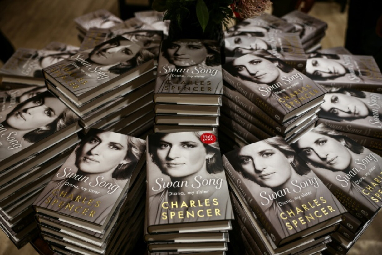 Des exemplaires de "Swan Song: Diana, My Sister", le livre de Charles Spencer consacré à sa défunte sœur, la princesse Diana, dans une librairie à Londres, le 22 septembre 2026