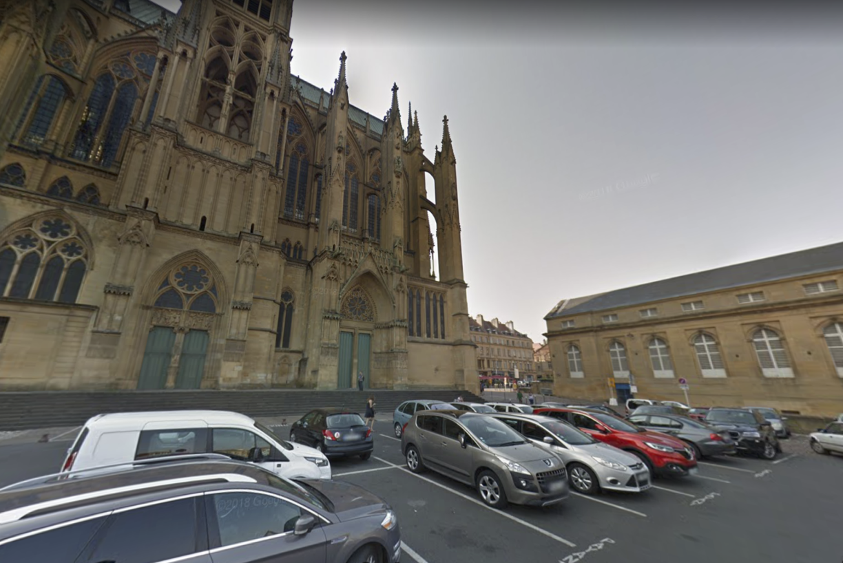 Se garer à l'ombre de la cathédrale, c'est à nouveau payant