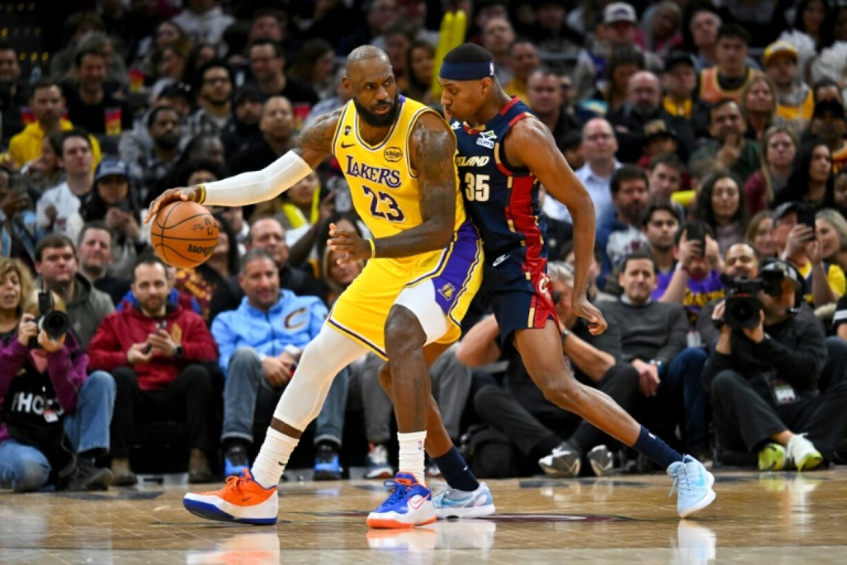 LeBron James dribble contre Nae'qwan Tomlin lors de la défaite des Lakers à chez les Cavaliers, le 28 janvier 2026 à Cleveland
