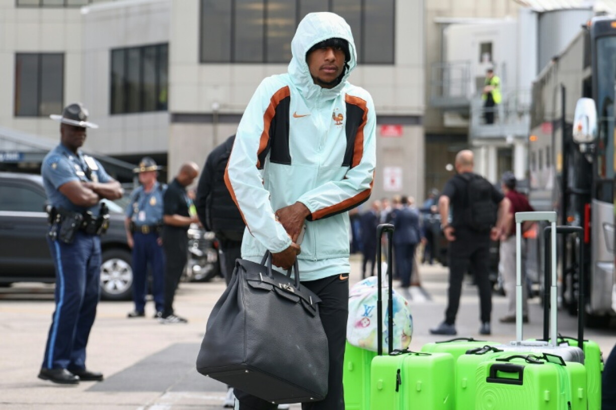 L'attaquant français Michael Olise arrive à l'aéroport international Logan de Boston (Massachusetts), le 10 juin 2026