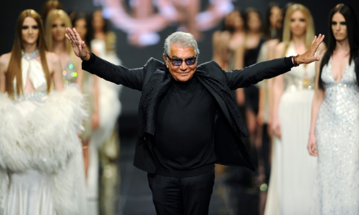 Le couturier italien Roberto Cavalli salue le public à l'issue de son défilé de mode, le 10 juin 2013 à Budva, au Monténégro