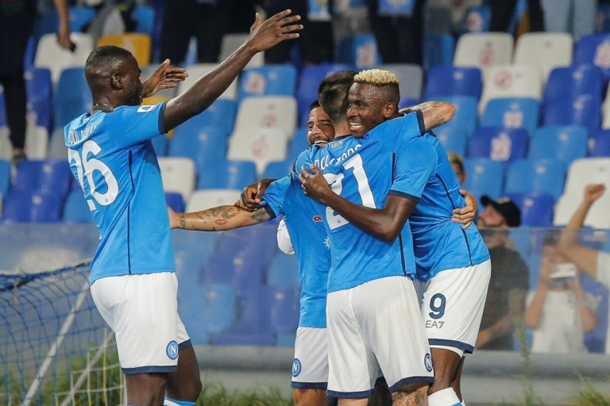 La joie de l'attaquant nigérian de Naples Victor Osimhem (d), après avoir ouvert le score à domicile contre Cagliari en Serie A, le 26 septembre 2021 au Stade Diego-Maradona