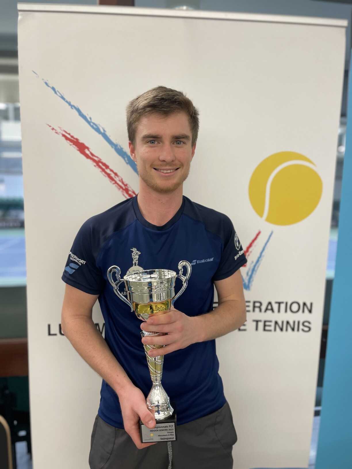 Den neie Champion Robi Tholl.