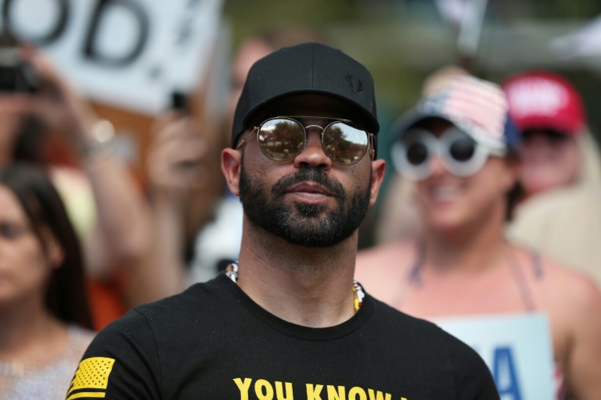 Enrique Tarrio, dirigeant du groupe américain d'extrême droite Proud Boys, devant l'hôtel Hyatt Regency où se tient une réunion de la droite conservatrice américaine, à Orlando, aux Etats-Unis, le 27 février 2021