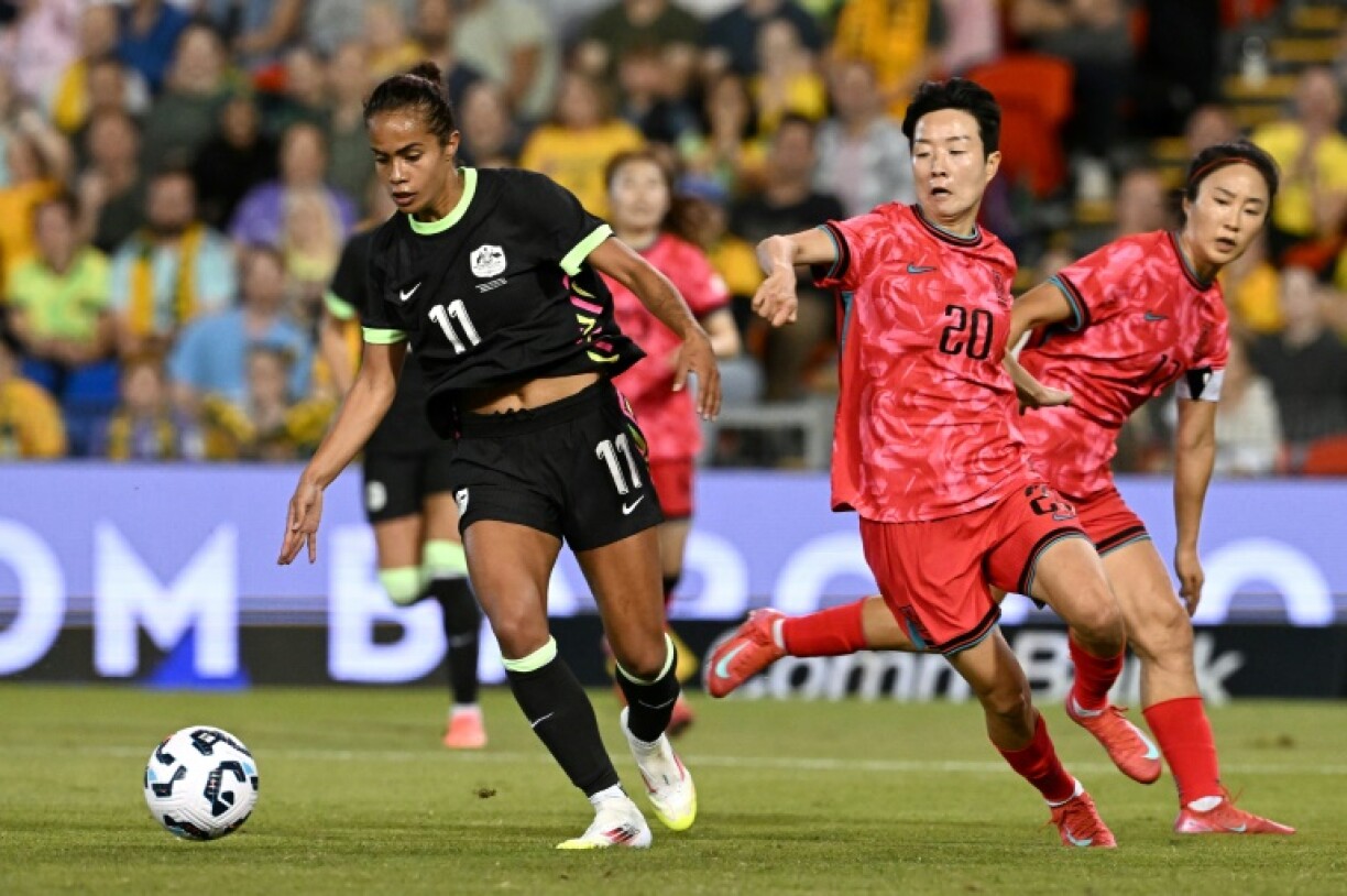 Mary Fowler (L) got on the scoresheet as Australia beat South Korea in a friendly at Newcastle