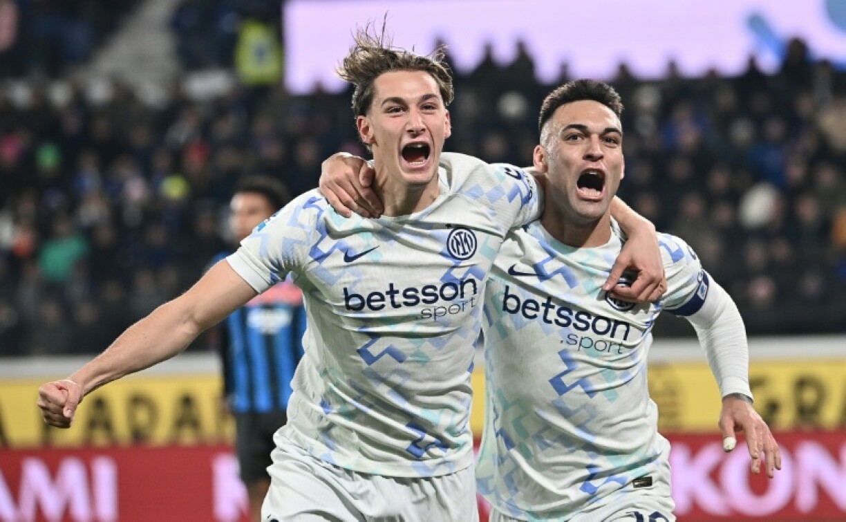 L'attaquant argentin de l'Inter Milan Lautaro Martinez (droite) célèbre son but avec son coéquipier et passeur décisif Francesco Esposito contre l'Atalanta à Bergame le 28 décembre 2025