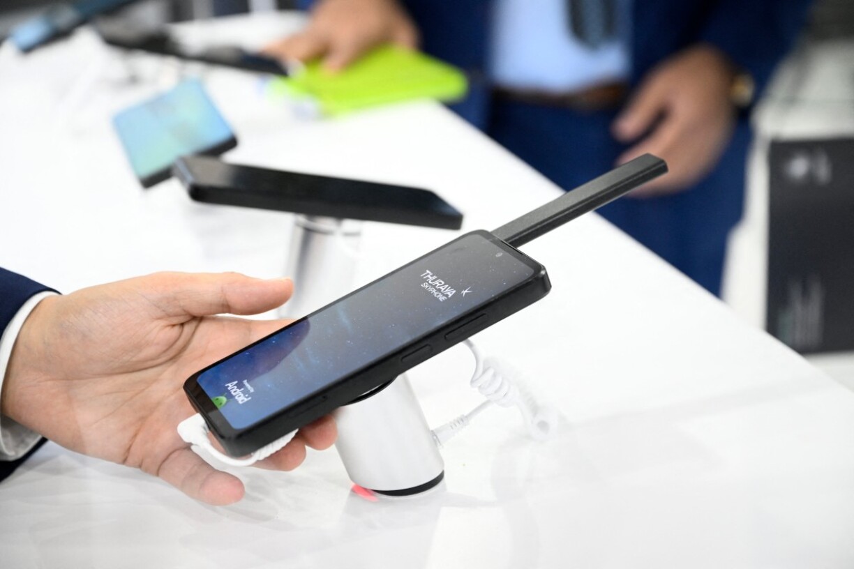 L'entreprise de télécommunications par satellite émiratie Thuraya avec son Skyphone.