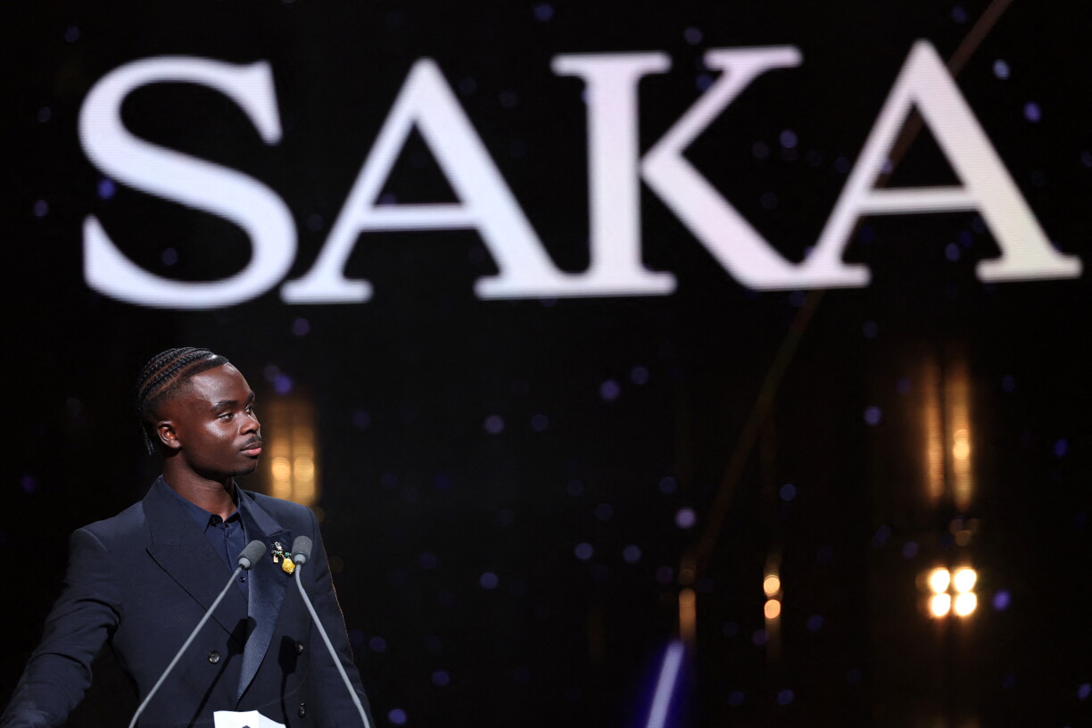 De Bukayo Saka gouf fir säi soziaalt Engagement wärend der Zeremonie vum Ballon d'or ausgezeechent.