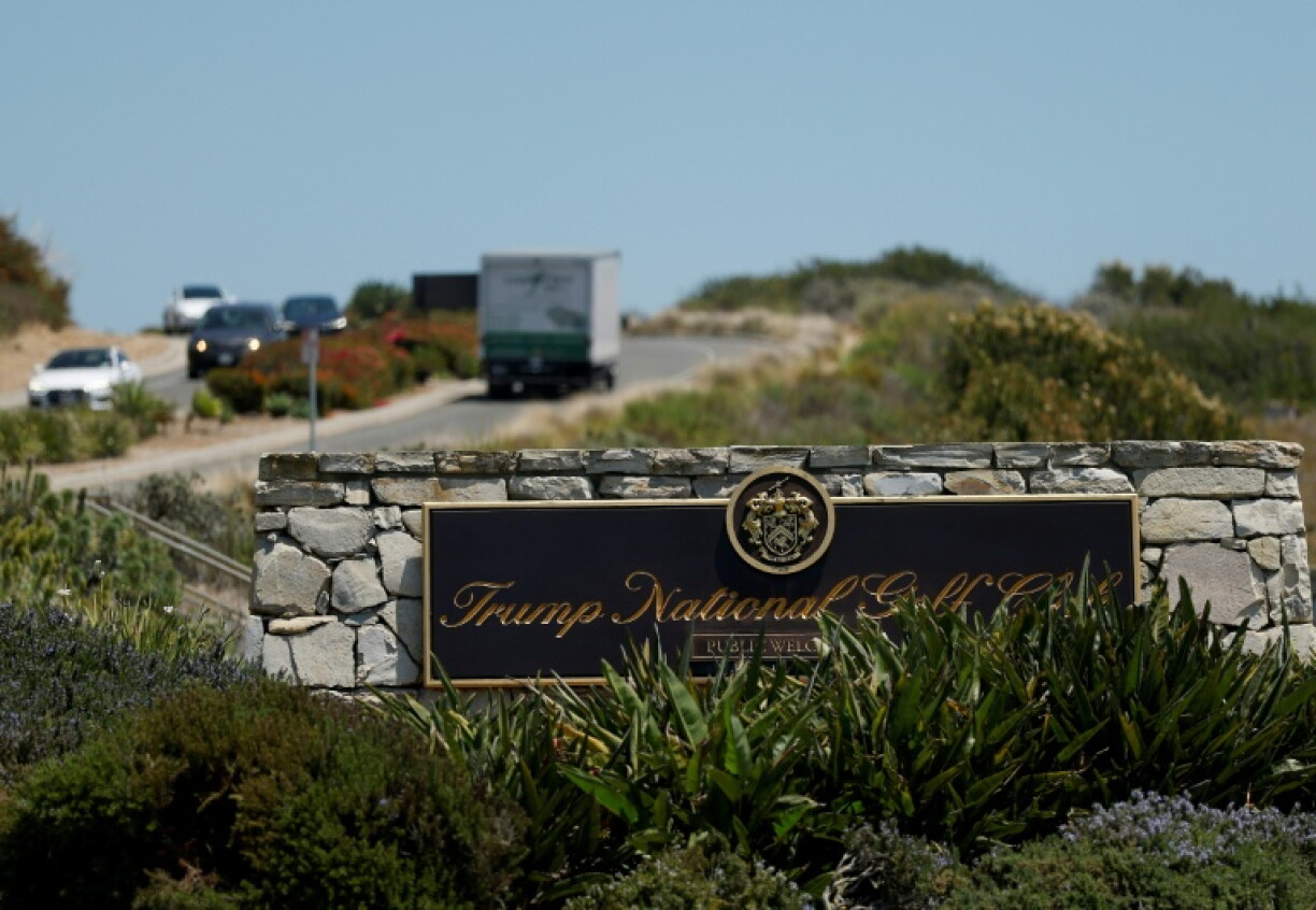 Zwei Tage vor einem Besuch von US-Präsident Donald Trump ist auf einem ihm gehörenden Golfplatz in Kalifornien ein bewaffneter Mann festgenommen worden.