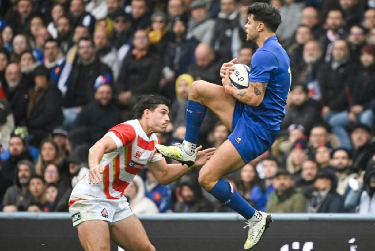 Le demi d'ouverture français Romain Ntamack (d.) s'empare du ballon devant le centre japonais Dylan Riley lors du test-match international de rugby à XV entre la France et le Japon à Toulouse, le 20 novembre 2022