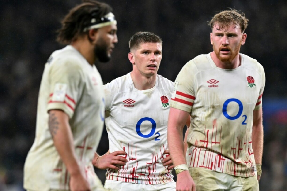 La déception d'Owen Farrell (au centre) et des rugbymen anglais après la défaite historique 53-10 que leur a infligée l'équipe de France le 11 mars 2023 à Twickenham lors de l'avant-dernière journée du Tournoi des six nations