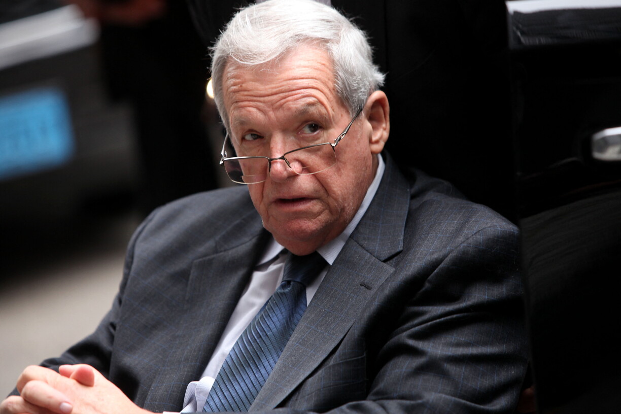 Den Dennis Hastert viru Geriicht, wéi hien am Abrëll 2016 zu Chicago verurteelt gi war.
