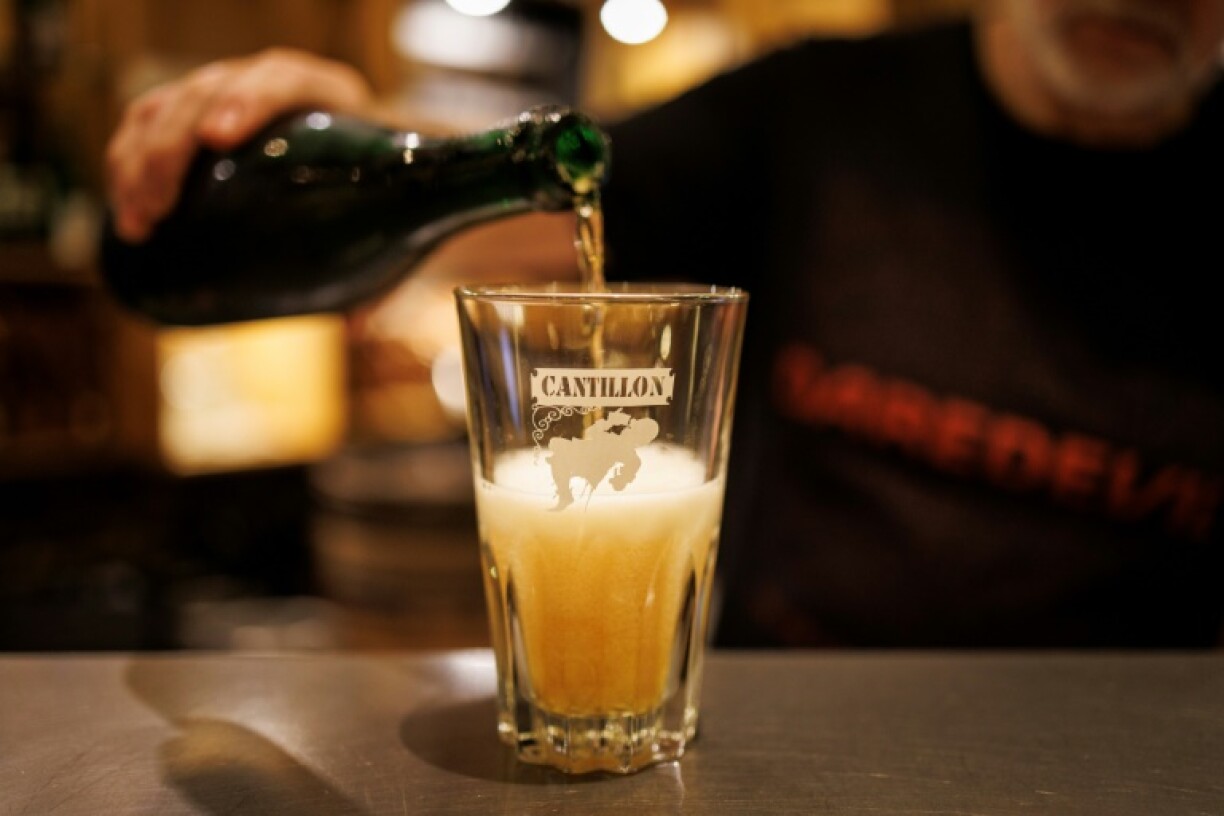 Un serveur sert une bière à la brasserie Cantillon, à Bruxelles, le 14 novembre 2024