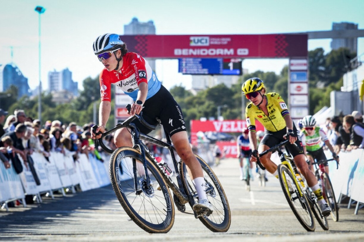 La Luxembourgeoise Marie Schreiber au coude-à-coude avce la Néerlandaise Marianne au cyclocross à Benidorm.