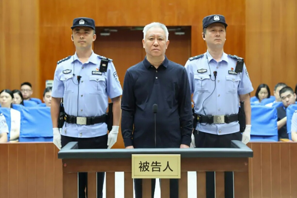 Photo fournie par le Tribunal populaire intermédiaire de Shenzhen, le 20 août 2026, montrant le fondateur d'Evergrande, Xu Jiayin (c), lors d'un procès à Shenzhen, dans la province du Guangdong, dans le sud de la Chine