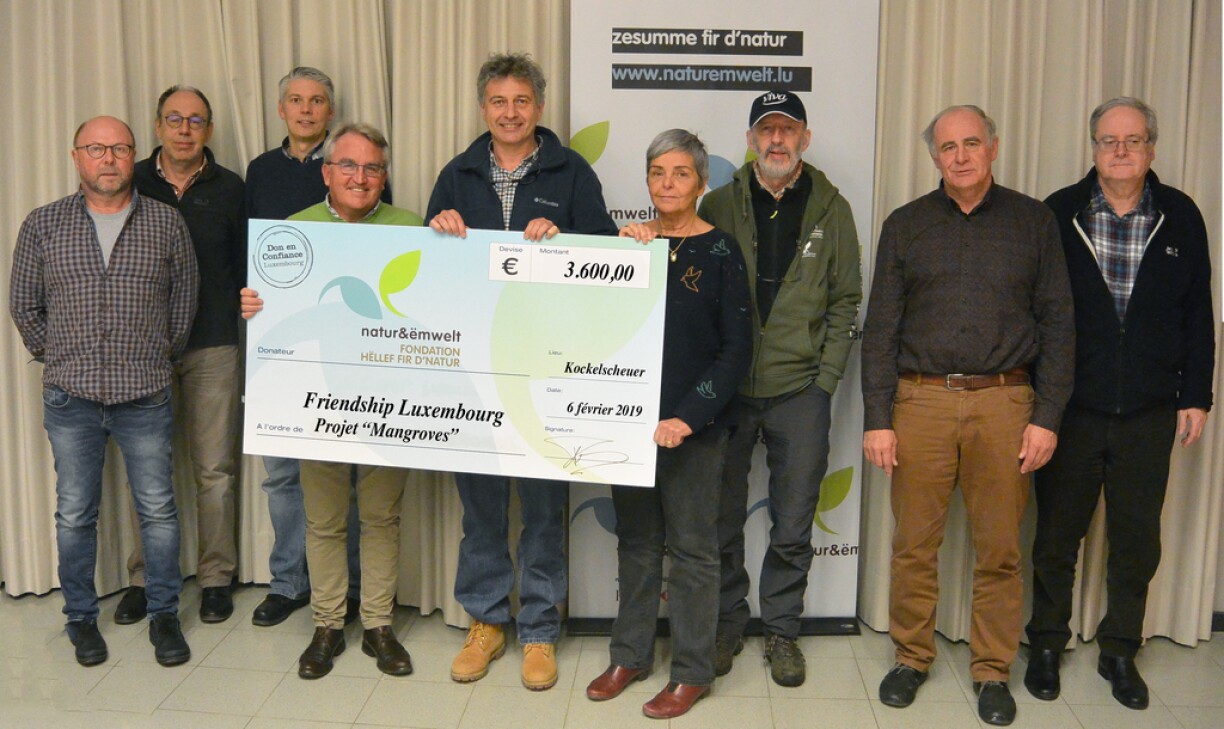 Remise du chèque de 3600€ par le Conseil Administratif de natur&ëmwelt Fondation Hëllef fir d’Natur à Friendship Luxembourg.